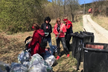 Do čistenia obce sa zapojili aj zamestnanci Obecného úradu 