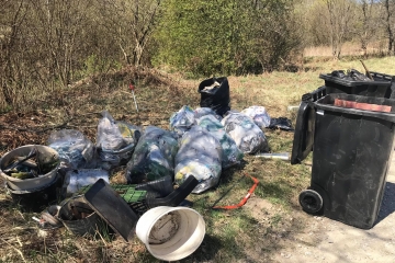 Do čistenia obce sa zapojili aj zamestnanci Obecného úradu 