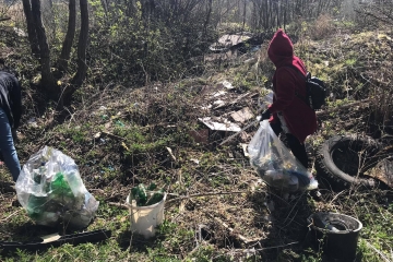 Do čistenia obce sa zapojili aj zamestnanci Obecného úradu 