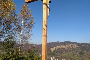 Nový kríž nad obcou Ochodnica